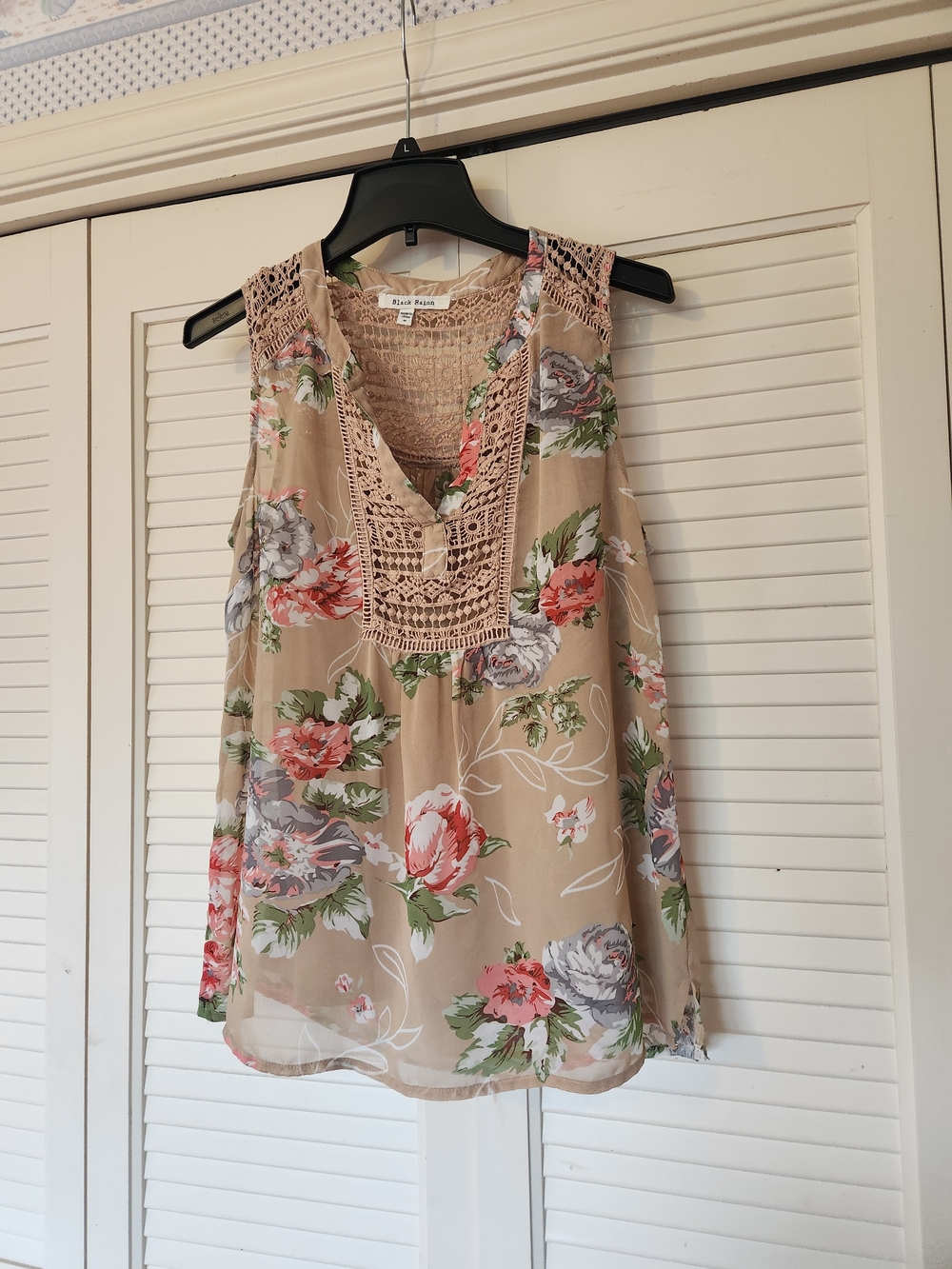 Beige Floral Crochet-Trim Sleeveless Tank top with Camisole